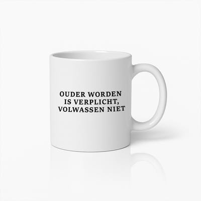 Grappige Koffiemok – 'Ouder Worden is Verplicht, Volwassen Niet' Nederlandse Humor Mok