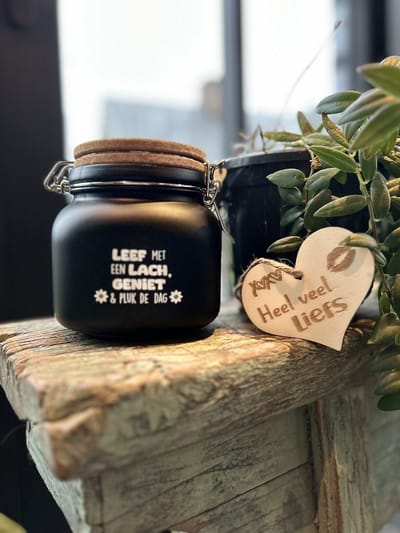 Creaties van Hier - Luxe Spaarpot met houten hartje - Leef met een lach Geniet en pluk de dag - Glas
