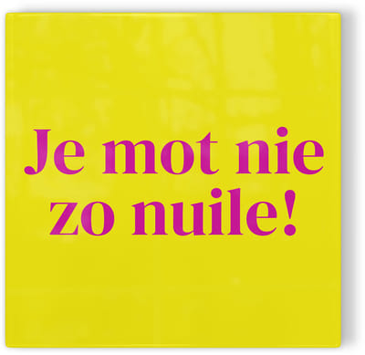 Tegeltje Nijmegen: Je mot nie zo nuile! – geel roze – tegeltje stad – tegeltje met tekst