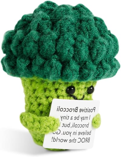 Allecto Plus - Knuffelbare Brei Speelgoed met Opbeurende Kaart voor Thuis of Kantoor - Broccoli en Aardappelpop voor Verjaardagsfeestjes - Emotionele Steun - Leuke Decoratie (75 characters)