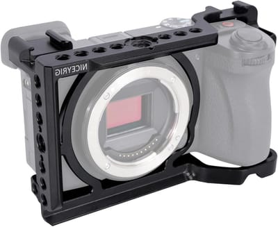 Cage voor Sony Alpha A6700 systeemcamera met QD-gat, NATO-rails en cold shoe bevestigingen voor optimale bescherming en accessoires