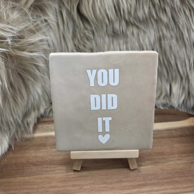 Robuust wenstegeltje “You did it” – Keramiek 10x10 cm – Wanddecoratie & Cadeau – Cadeau Geslaagd – incl standaard – Trendy nu - Feest - Geslaagd - Rijbewijs, diploma of ander succes