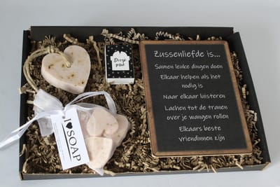Brievenbus cadeau Zussenliefde wild roses -  cadeau zus - cadeau verjaardag - zeep - tekstbord