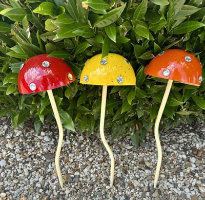 Metalen deco tuinstekers " Paddenstoelen met steentjes op veer " - Set van 3 stuks - rood-geel-oranje - hoogte 42 x 13 x 3 cm - Tuinaccessoires - Tuindecoratie – Tuinstekers