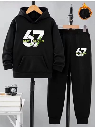 Trendy Zwarte Kinder Hoodie en Joggingbroek Set met 67 Grafisch Design en Comfortabele Warme Stof - 2XL-3XL