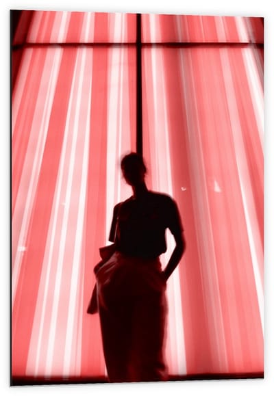 Dibond - Vrouw Voor Rood Raam - 60x90cm Foto op Aluminium (Met Ophangsysteem)