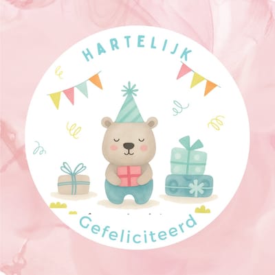 Wenskaart gefeliciteerd beertje feesthoed slinger cadeautjes aquarel – 13x13 cm – gevouwen kaart – inclusief witte envelop – stevig papier – verjaardagskaart kind