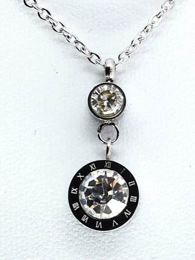 Ketting - RVS - ronde hanger met Romeinse cijfers op de rand - schitterende Zirkonia - steen - Boven de hoofdhanger bevindt zich een tweede, kleinere ronde zirkonia die als extra detail aan de ketting is bevestigd.