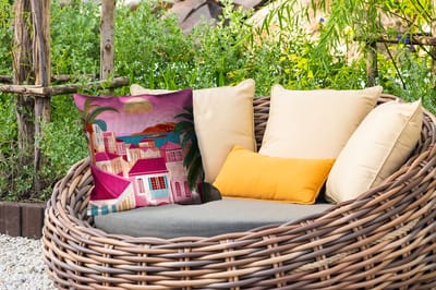 Buitenkussen - Stad - Roze - Palmbomen - 45x45 cm - Weerbestendig