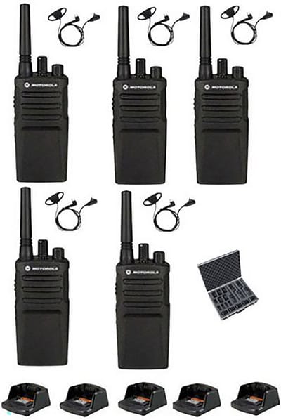 Set van 5 Motorola XT420 UHF IP55 PMR446 met D-shape oortje M1 2-Pins, laders en koffer