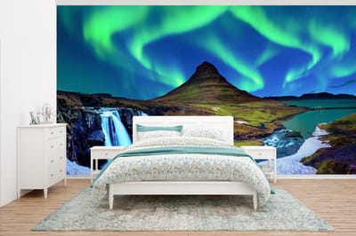 Behang - Fotobehang Noorderlicht - Sterrenhemel - IJsland - Berg - Groen - Waterval - Meer - Breedte 535 cm x hoogte 300 cm