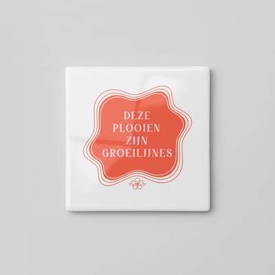 Deze Plooien Zijn Groeilijnen Keramische Tegel 15x15 cm – Inspirerende Quote – Stijlvolle Wanddecoratie voor Thuis