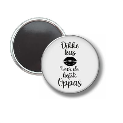 Button Met Magneet 58 MM - Dikke Kus Voor De Liefste Oppas - NIET VOOR KLEDING