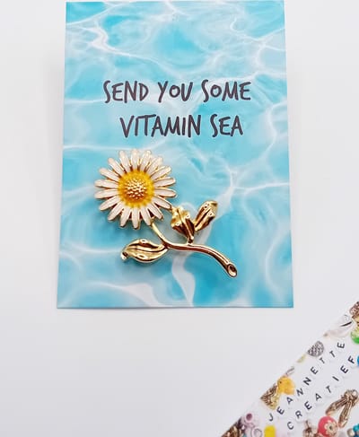 Jeannette-Creatief® - Beach - Flower Daisy Broche - Broche voor op tas of jas - Daisy - Madeliefje - Speldjes - Broches - Valentijn - Valentijnstip - Valentijnscadeautjes - Moederdag