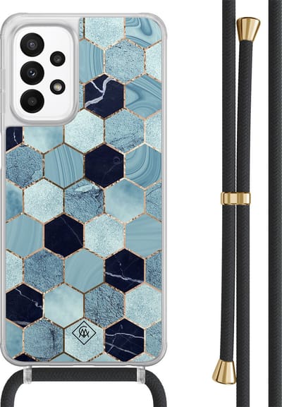 Casimoda® hoesje met zwart koord - Geschikt voor Samsung A23 - Blue Cubes - Afneembaar koord - TPU/acryl - Blauw