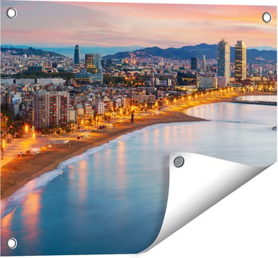 Gards Tuinposter Barcelona Strand met Stad bij Zonsondergang - 50x40 cm - Tuindoek - Tuindecoratie - Wanddecoratie buiten - Tuinschilderij