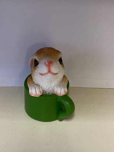 Decoratief figuur in mok - konijn - polyresin - hoogte 11x9x6cm - groen - Woonaccessoires