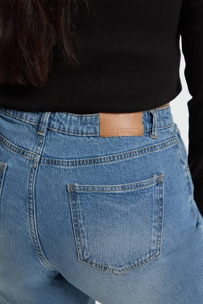 boohoo Dames Plus Basic Straight Leg Jeans | Light Wash | Maat: 26/30L
