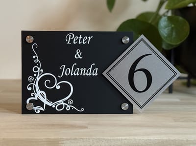 Naambordje voordeur | hartjes sierlijk | apart huisnummer | 15x28.5cm | MAT zwart | RVS afstandhouders