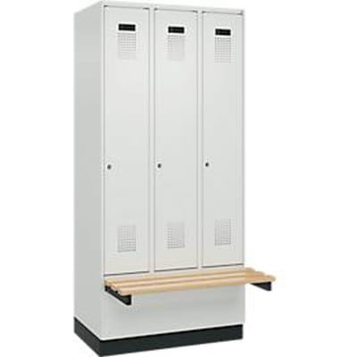 C+P Evolo Plus garderobekast, 3 vakken van elk 300 mm breed, sokkel, zwevende bank, B 900 x D 815 x H 1950 mm, cilinder, lichtgrijs/lichtgrijs