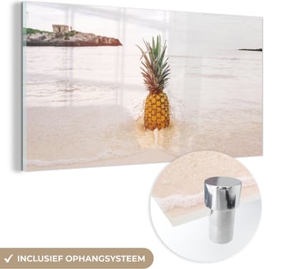 MuchoWow® Glasschilderij 120x60 cm - Schilderij acrylglas - Zomer - Ananas - Zand - Strand - Foto op glas - Schilderijen