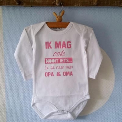 Baby Rompertje lange mouwen met tekst voor de allerliefste opa en oma: Ik mag ook nooit iets ik ga naar mijn Opa en Oma Maat 50-56
