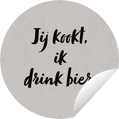 Tuincirkel Quote - Taupe - Jij kookt, ik drink bier - 60x60 cm - Ronde Tuinposter - Buiten