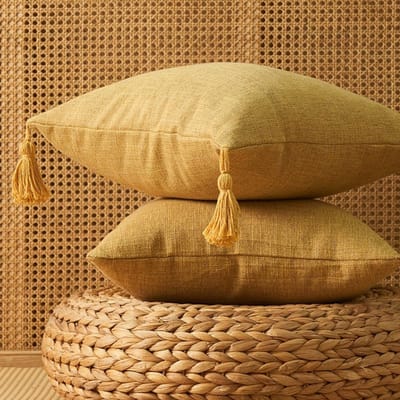 2 gele kussenslopen met kwastjes - 45×45 cm - Vulling niet inbegrepen - Comfortabel en huidvriendelijk - Landelijke stijl - Geweven katoen-linnenmix - Geschikt voor banken of bedden