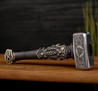 Prachtig afgewerkte Hamer in Noorse Viking stijl, zowel handvat als Hamerkop zijn met de hand afgewerkt