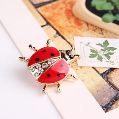 Hoge Kwaliteit Olie-Druppelende Strass Zeven-Ster Lieveheersbeestje Broche Anti-Verlichting Speld Insect Dier Kraag Speld beige