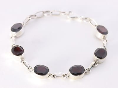 Zilveren armband met granaat