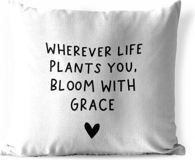 Tuinkussen - Engelse quote "Wherever life plants you, bloom with grace" met een hartje voor een witte achtergrond - 40x40 cm - Weerbestendig