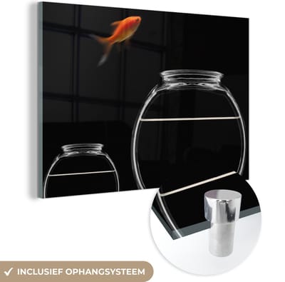 MuchoWow® Glasschilderij 120x80 cm - Schilderij acrylglas - Goudvis - Vissenkom - Zwart - Foto op glas - Schilderijen