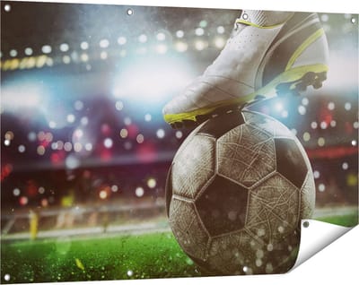 Gards Tuinposter Voetbal Aftrap met de Bal in het Stadion - 120x80 cm - Tuindoek - Tuindecoratie - Wanddecoratie buiten - Tuinschilderij