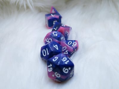 Polyset Dice | Dobbelstenen - Set Van 7 Stuks - Paars Roze Marmer Parelmoer Wit | Voor D&D en Andere Rollenspellen | Plastic Dobbelstenen Set voor Dungeons and Dragons | Polyhedral Dice Set | Met Mooie Zwarte Velvet Dice Bag voor Ongeveer 3 Sets