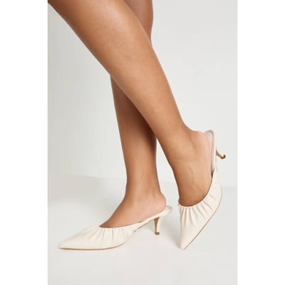boohoo Dames Mules Met Gerimpeld Detail Middelhoge Hak En Gesloten Voorkant | Ecru | Maat: 37