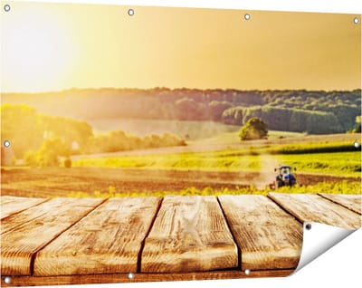 Gards Tuinposter Tractor in het Veld met Houten Planken - 120x80 cm - Tuindoek - Tuindecoratie - Wanddecoratie buiten - Tuinschilderij