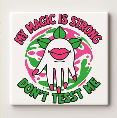 My Magic Is Strong Don’t Test Me Tegel 15x15cm – Stoere Hekserige Keramische Wandtegel, Leuk Vrouwelijk Empowerment Cadeau of Decoratie voor Vriendinnen