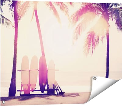 Gards Tuinposter Tropisch Strand met Surfborden - 80x60 cm - Tuindoek - Tuindecoratie - Wanddecoratie buiten - Tuinschilderij