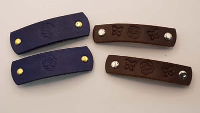 Leren kinder haarclip 2x blauw met roos, 2x donker bruin met bloem en vlinders - handgemaakt kinder haarclip van leer 2 sets van 2 stuks - mooie gekleurd leren kinder haarclips - kleine kinder haarclips - kinder haarclips voor lang haar
