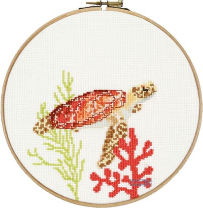 Pako Borduurpakket met telpatroon en codekaart - Zeeschildpad - 212.357 - voorgesorteerd garen - Aida wit - 20 cm rond - DIY kit