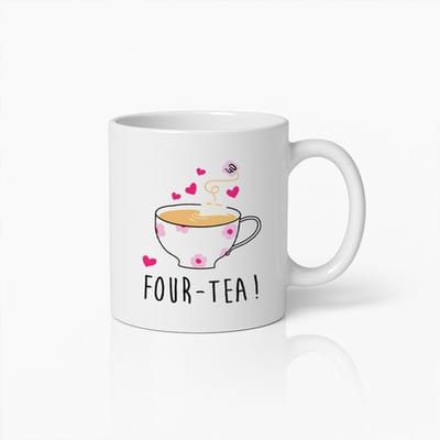 Schattige “Four-Tea!” Woordgrap Witte Mok 330 ml – Theeliefhebber Koffiemok met Hartjes – Grappig Cadeau voor Theeliefhebbers & Vrienden