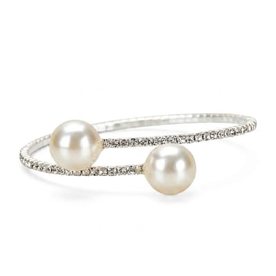 Zilverkleurige open armband voor dames met glinsterende steentjes en twee grote parelaccenten – elegante damesarmband