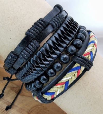Stoere - heren armband – Set van 4 verschillende bandjes waarvan: Leer, hout kralen, textiel - zelf in grootte instelbaar.
