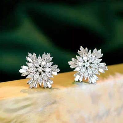 POMOiii Oogverblindende CZ Sneeuwvlokvormige oorknopjes voor vrouwen Luxe zilveren kleur oorbellen Dansfeest Romantische accessoires Cadeau white