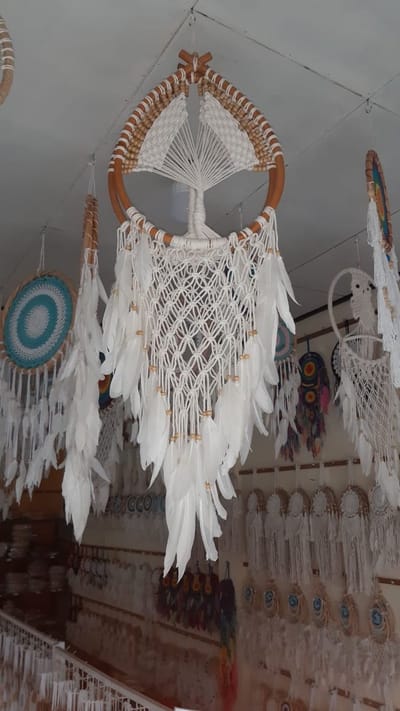 Dromenvanger traanvorm boom geborduurd naturel/wit macrame ±32cm