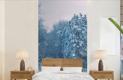 Behang - Fotobehang Bos - Sneeuw - Winter - Breedte 120 cm x hoogte 240 cm