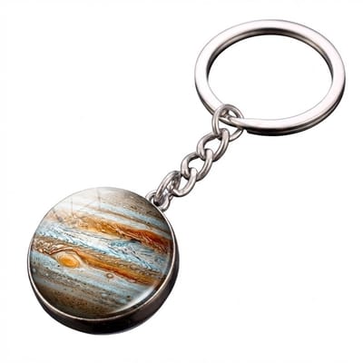 Zilverkleurige ronde sleutelhanger met planeet Jupiter afbeelding – sleutelhanger voor dames en heren – metalen keychain met gestreepte planeet hanger en schakel ketting