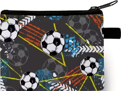 Gemakkelijk om erbij te hebben, dit handige rits portemonneetje 10x14cm. Een mooie afbeelding van meerdere voetballen. Erg leuk om voor jezelf te kopen of om cadeau te geven. Ook leuk bij Sinterklaas, Kerst of vakantie.