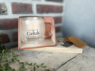 Creaties van Hier - Cadeaupakket Theeglas met Plankje - Geluk - Glas - Hout - Moederdag